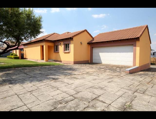 3 BEDROOM HOUSE FOR SALE IN THATCHFIELD